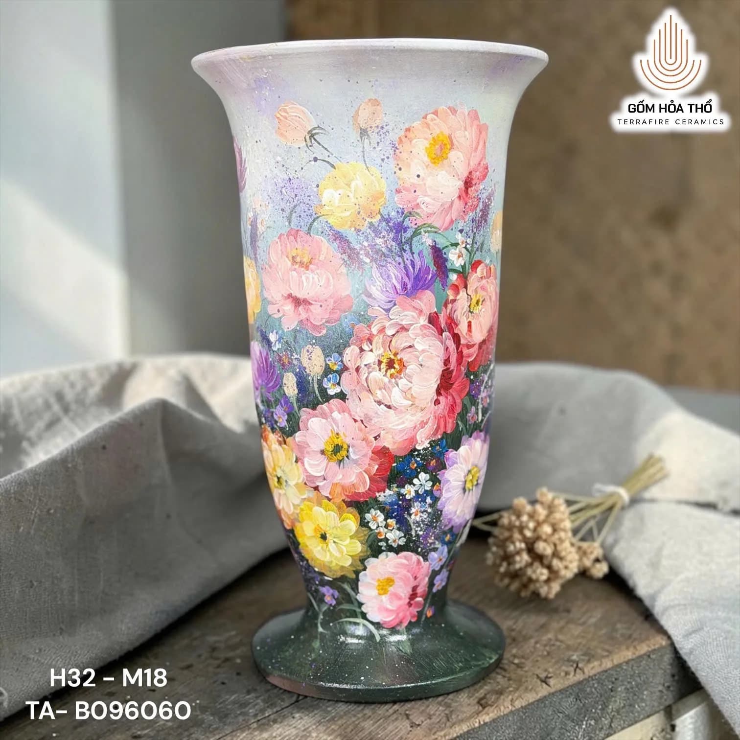 Bình hoa dáng loe vẽ hoa đa sắc
