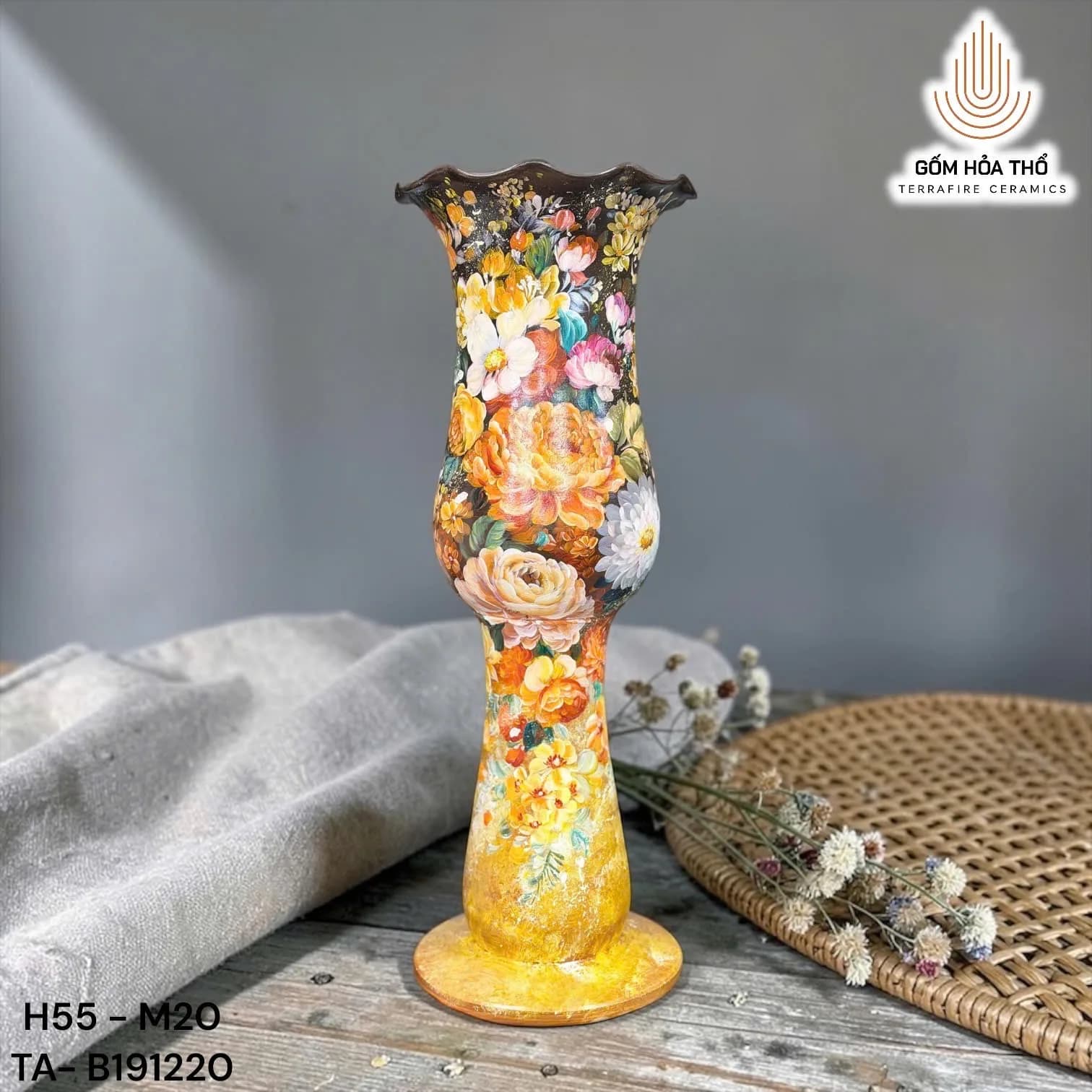 Bình hoa dáng kèn vẽ hoa nghệ thuật