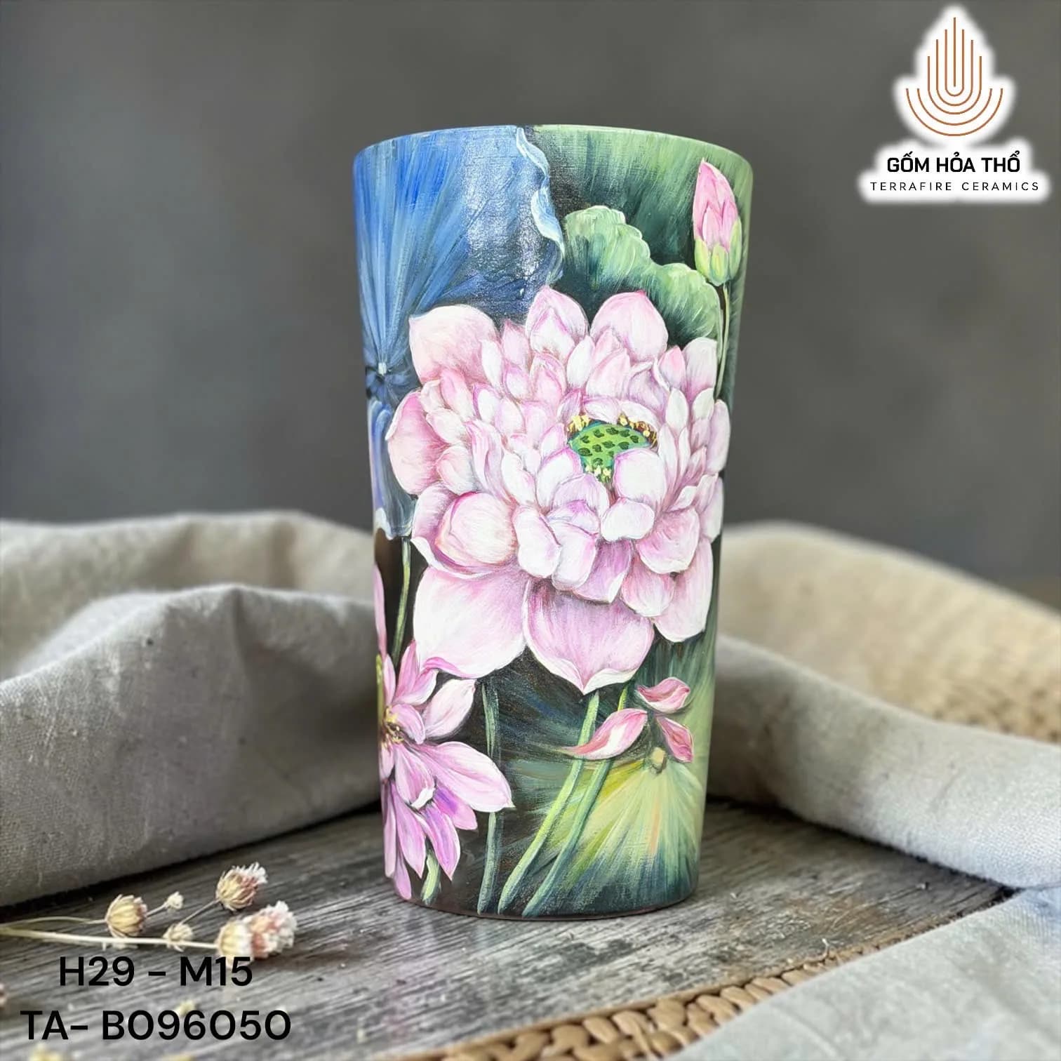 Bình hoa dáng trụ vẽ sen hồng