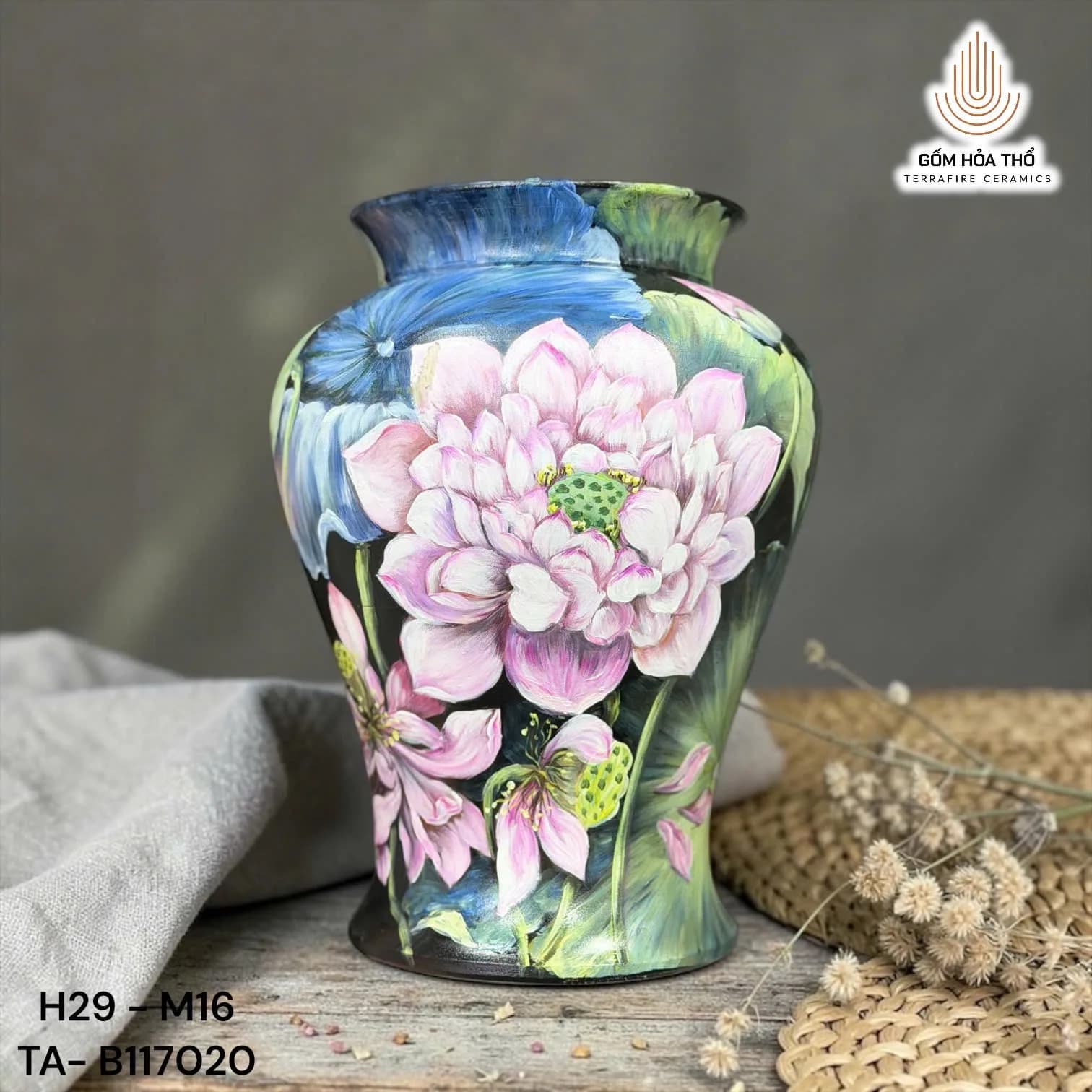 Bình hoa vẽ sen hồng nghệ thuật