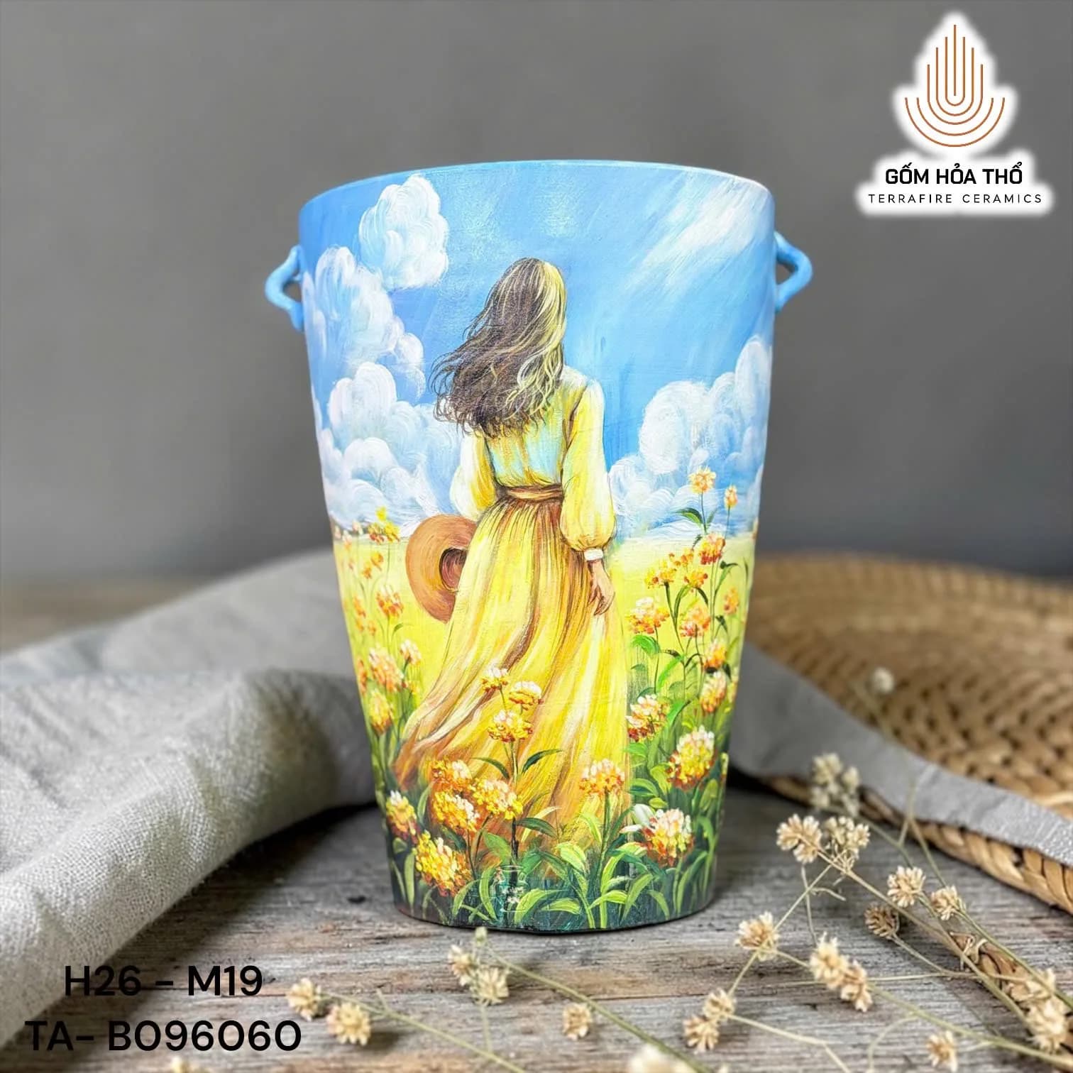 Bình hoa gốm vẽ tay thiếu nữ hoa vàng