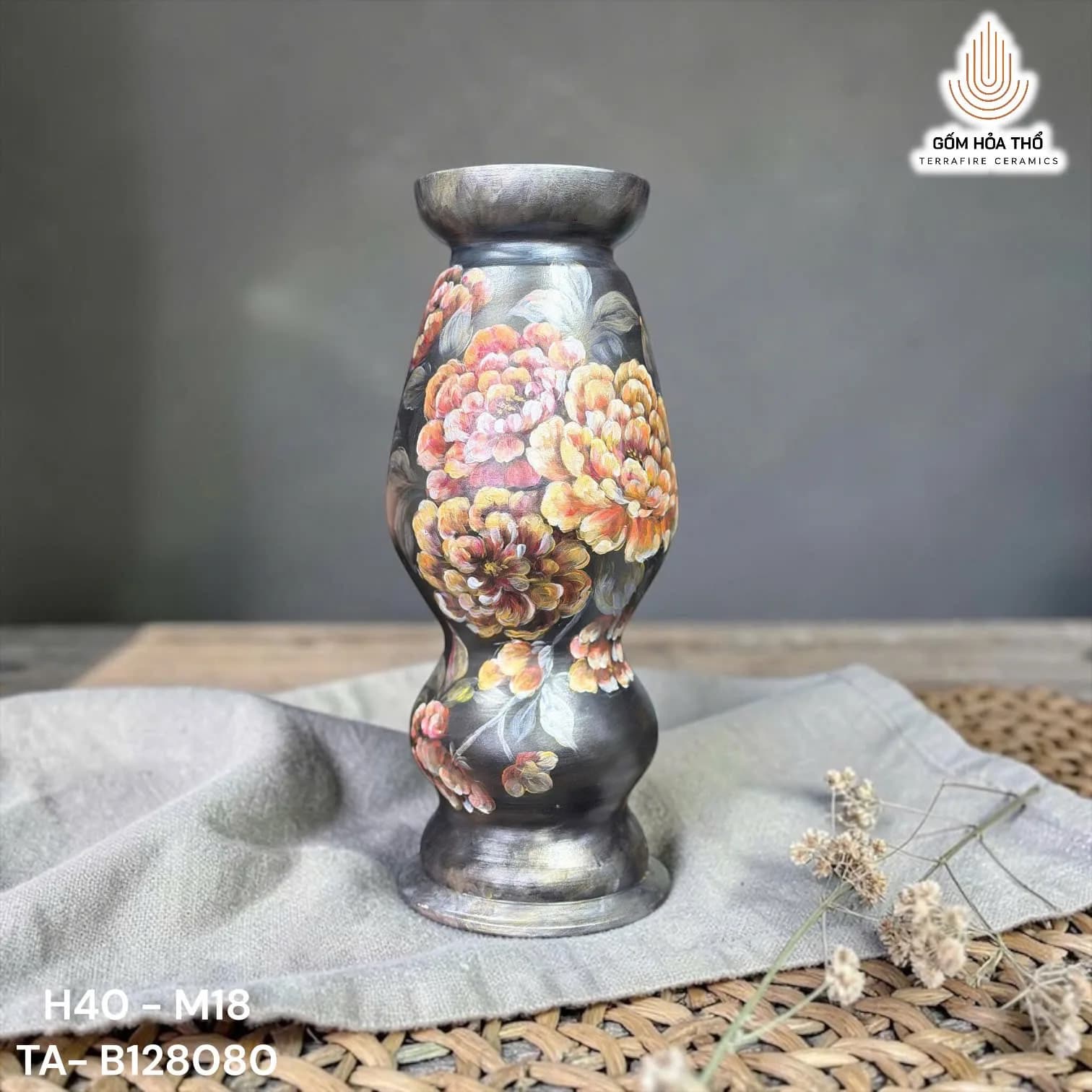 Bình hoa dáng eo vẽ hoa mẫu đơn