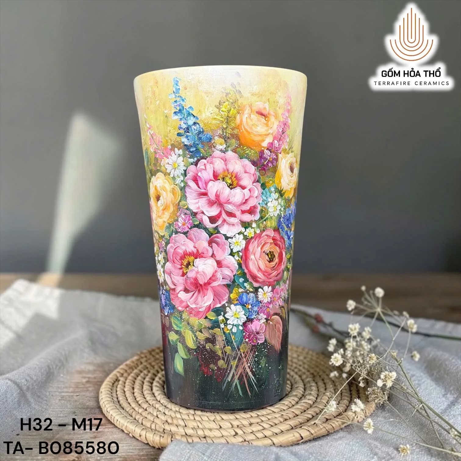 Bình hoa dáng vát vẽ hoa nghệ thuật