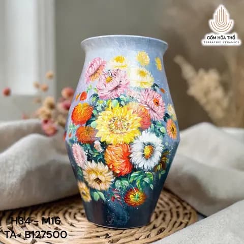 Bình hoa gốm vẽ hoa cúc rực rỡ