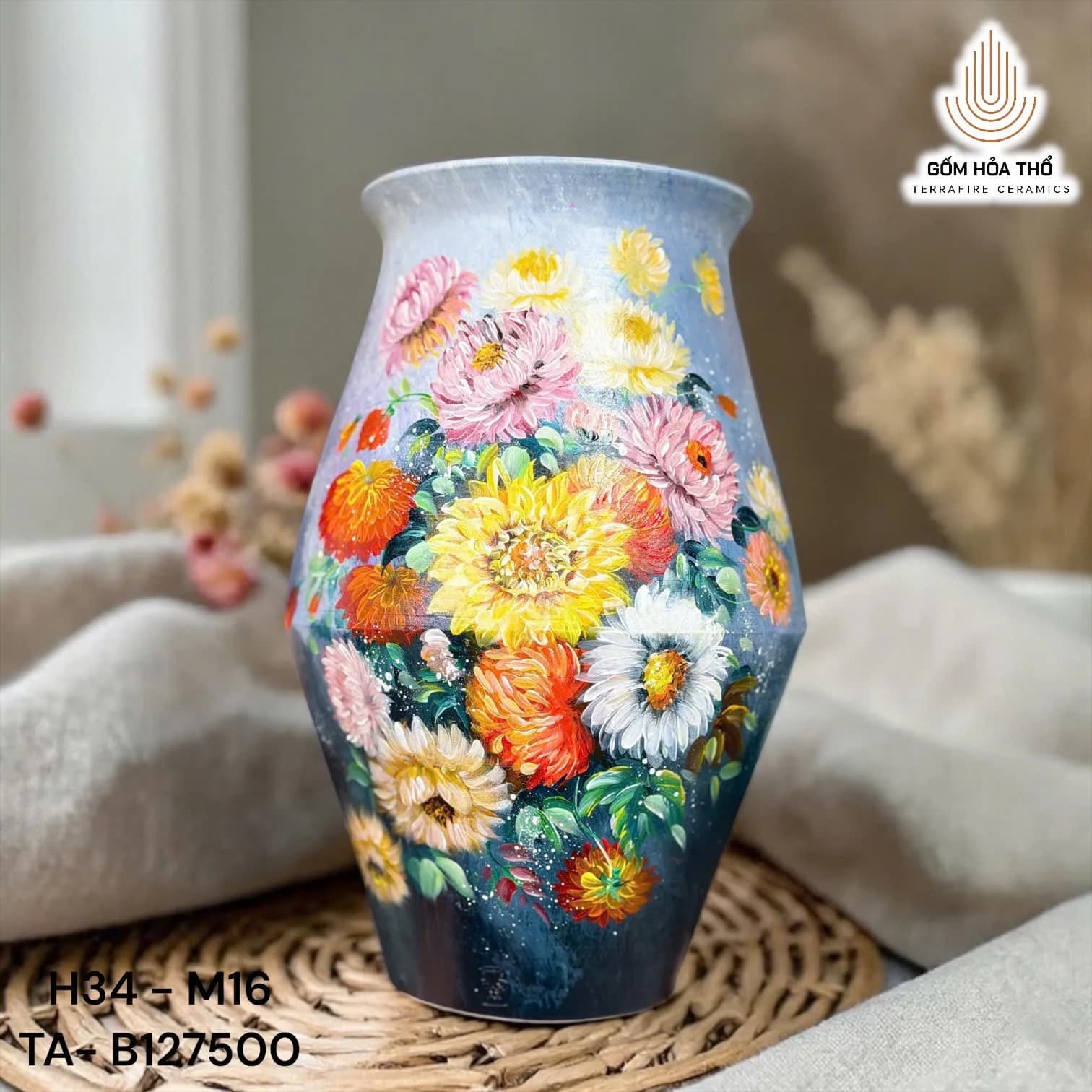 Bình hoa gốm vẽ hoa cúc rực rỡ