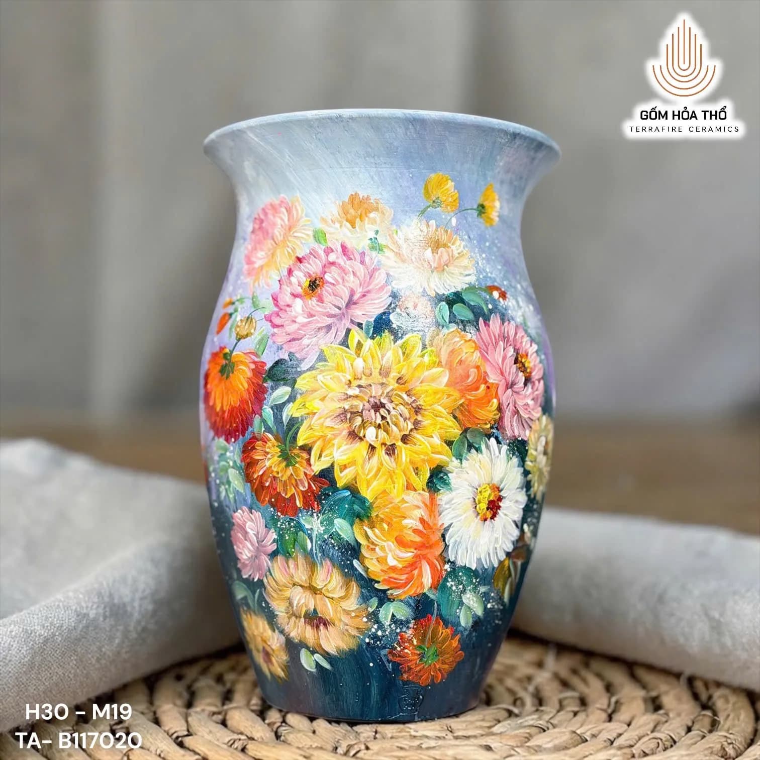 Bình hoa gốm vẽ vườn hoa rực rỡ
