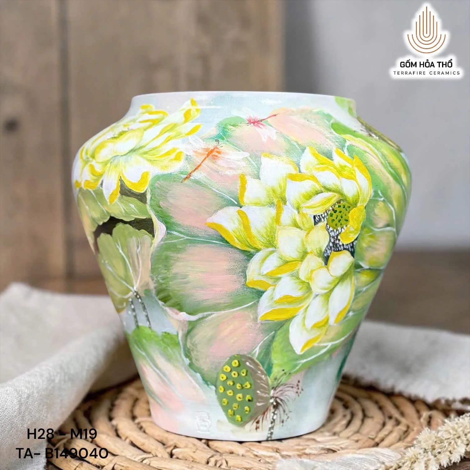 Bình hoa vẽ sen vàng thủ công
