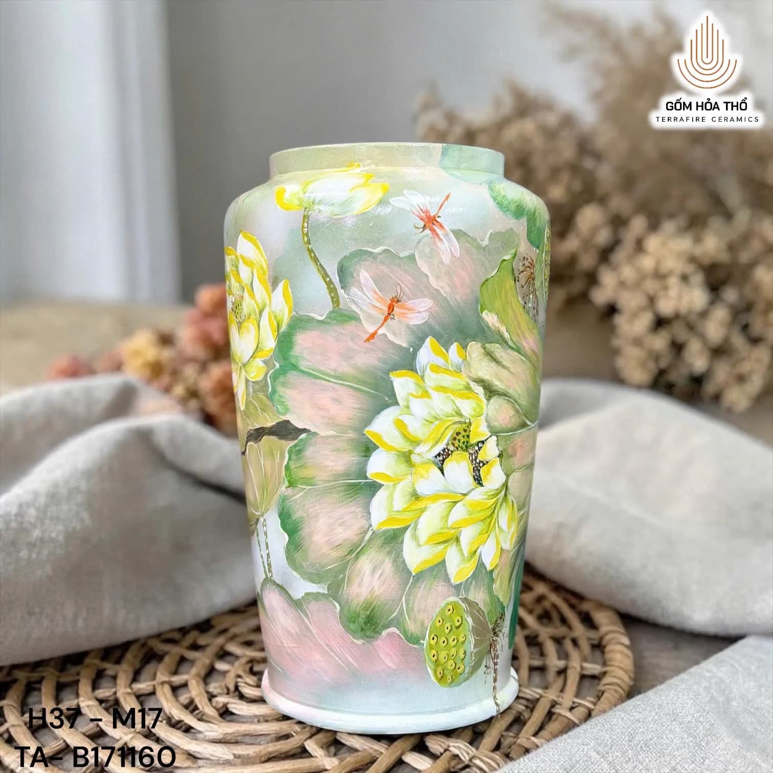 Bình hoa dáng trụ vẽ sen vàng