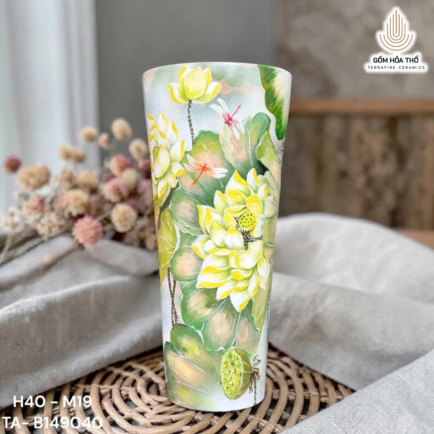 Bình hoa dáng ống vẽ hoa sen vàng