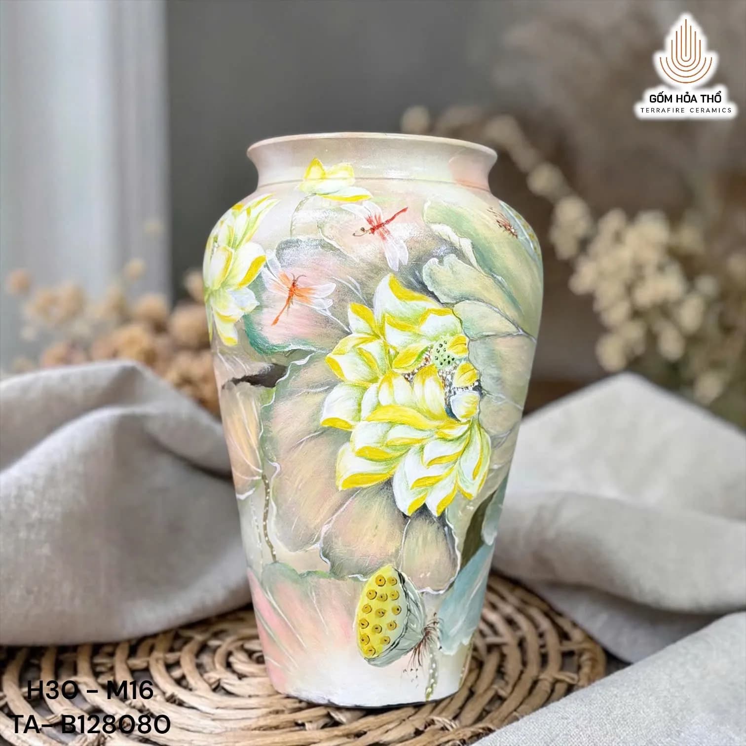 Bình hoa gốm vẽ sen vàng thanh nhã