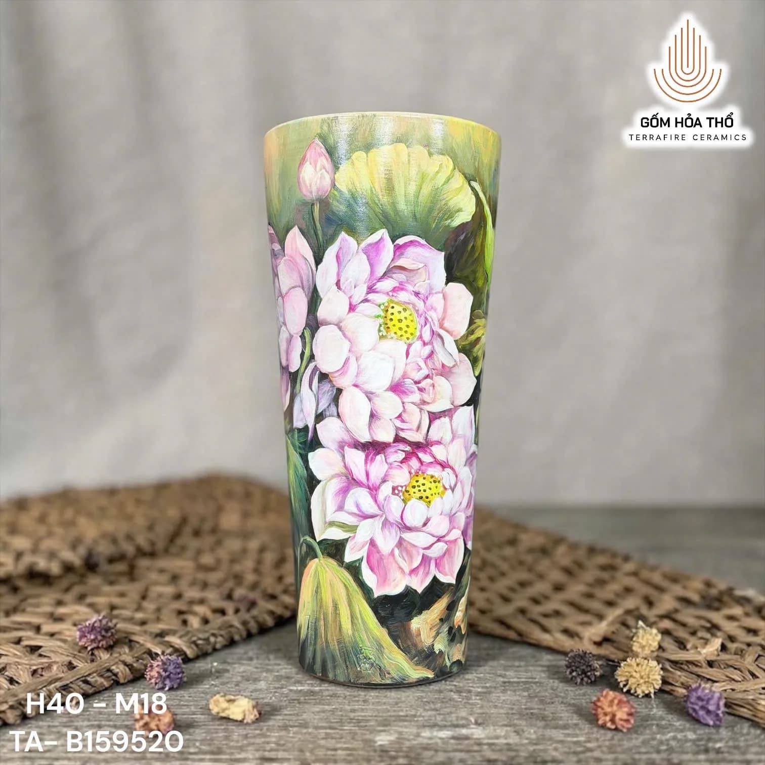 Bình hoa dáng trụ vẽ đóa sen hồng