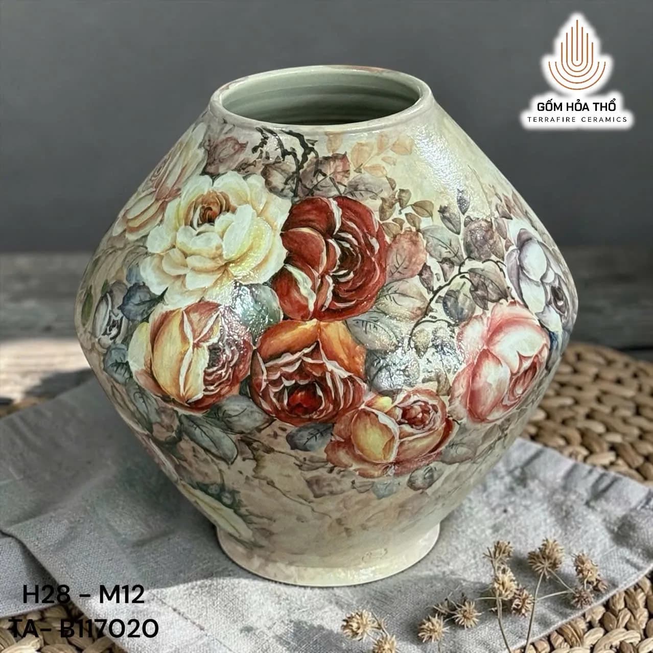 Bình hoa gốm vẽ hoa hồng cổ