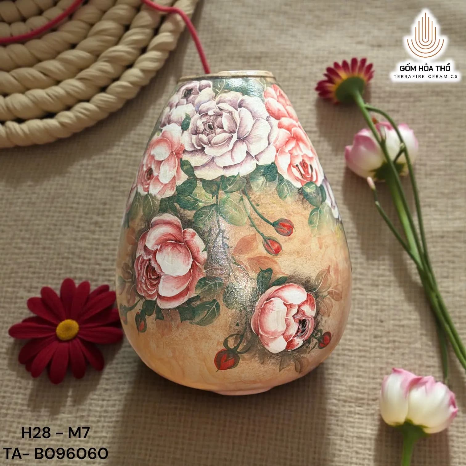 Bình hoa dáng trứng vẽ hoa hồng