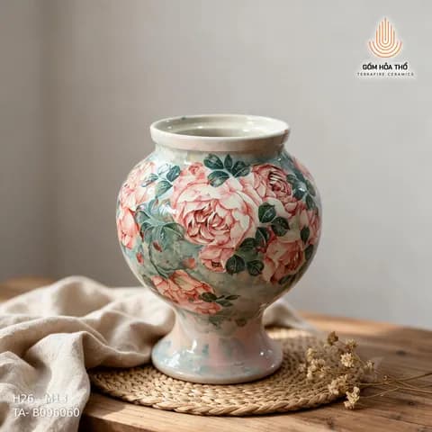 Bình hoa dáng chân cúp hoa hồng cổ