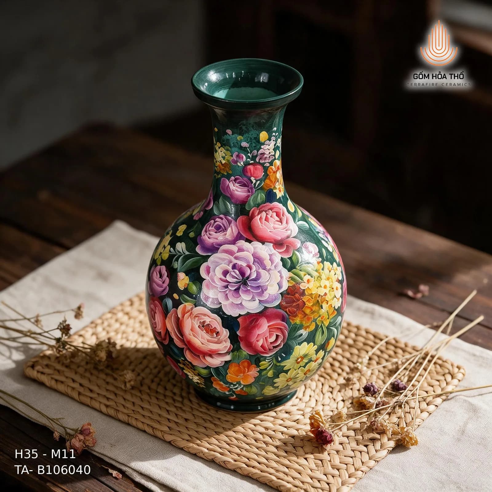 Bình hoa củ tỏi vẽ hoa rực rỡ