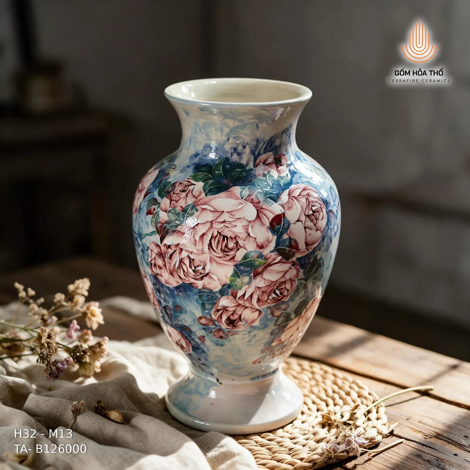 Bình hoa họa tiết đóa hồng cổ điển