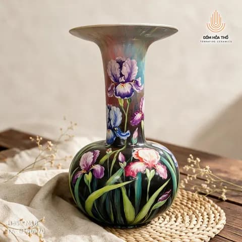 Bình hoa củ tỏi vẽ hoa diên vĩ