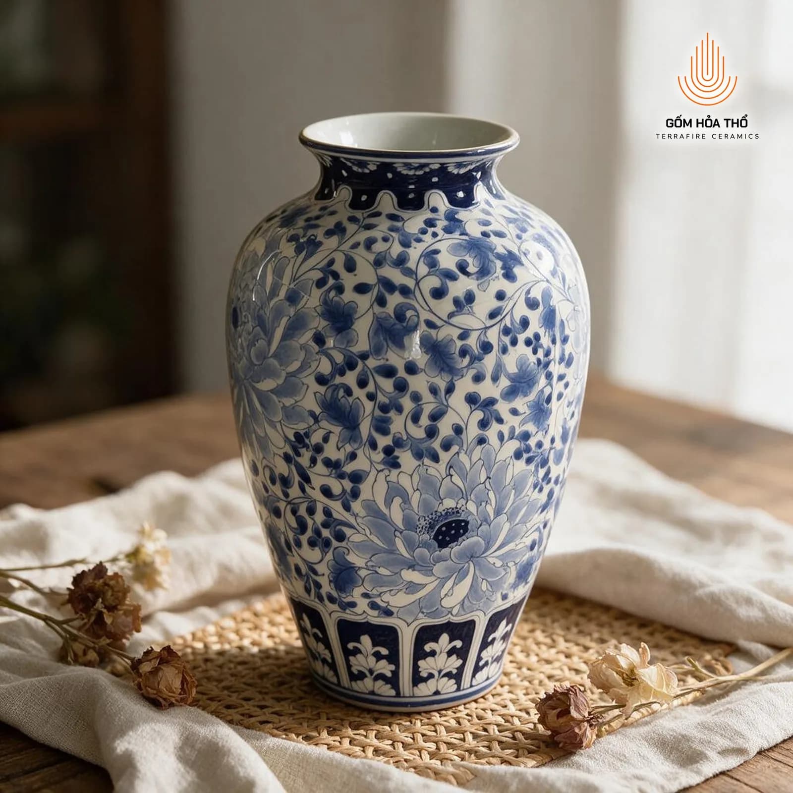 Bình hoa men lam họa tiết hoa dây