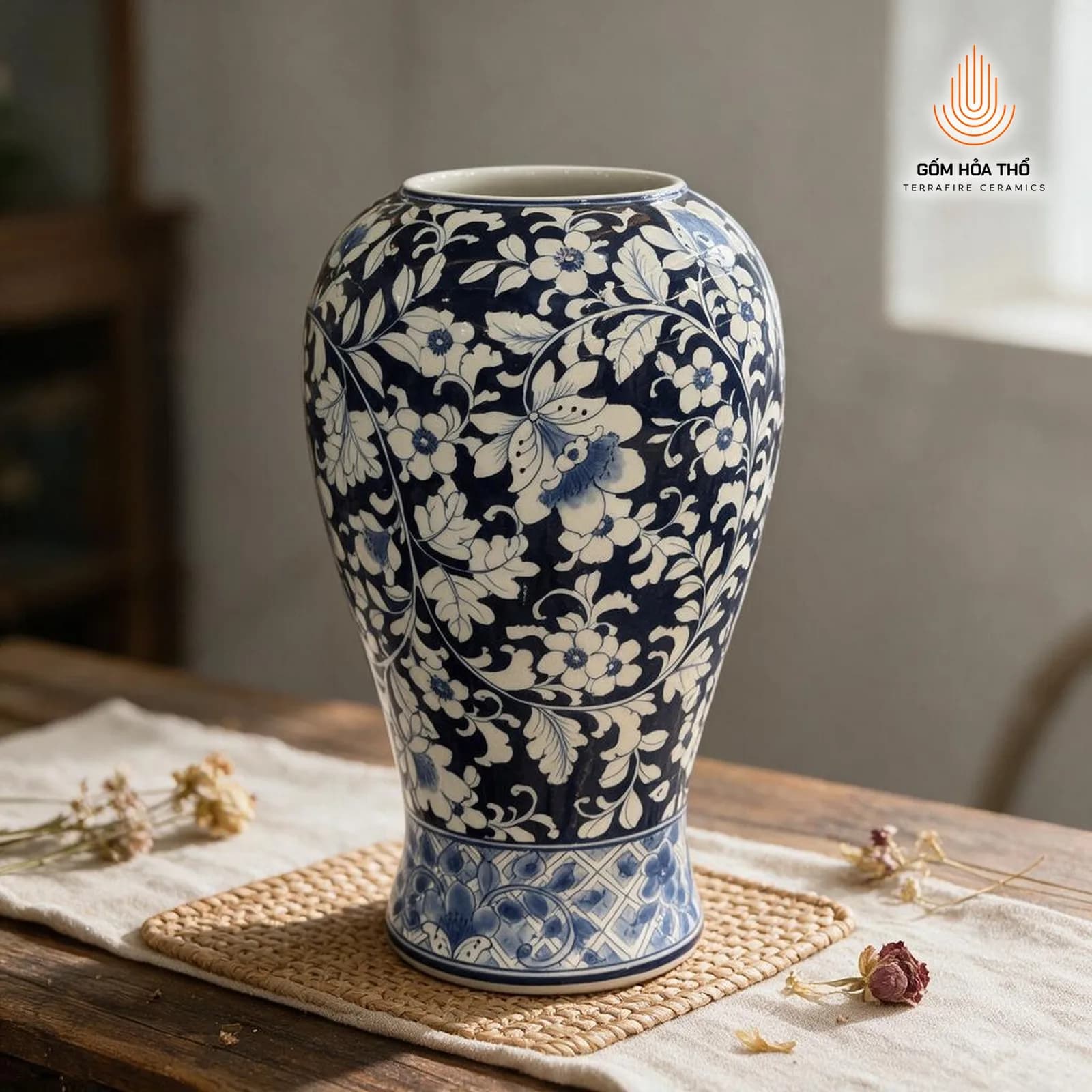 Bình hoa men lam họa tiết hoa dây