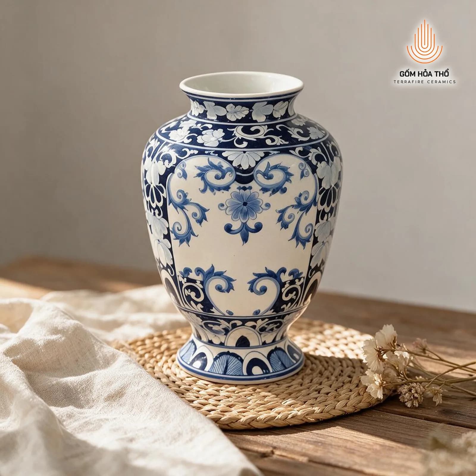 Bình hoa men lam họa tiết cổ điển