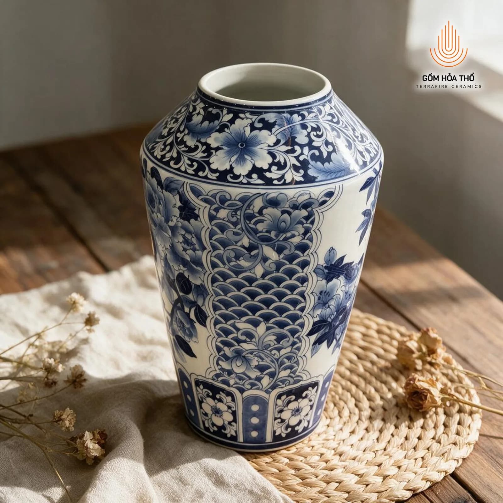 Bình hoa men lam họa tiết cổ điển