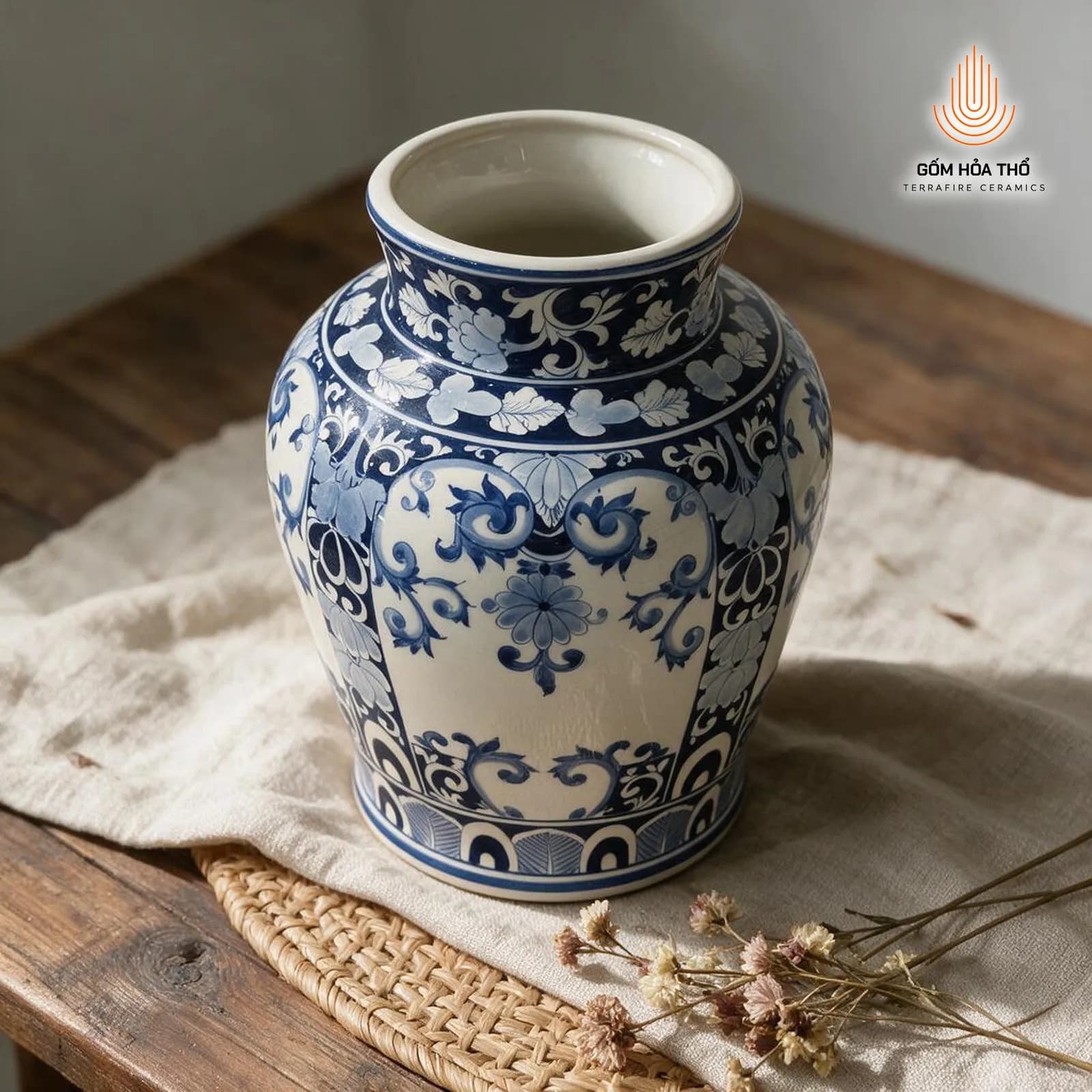 Bình hoa men lam họa tiết cổ