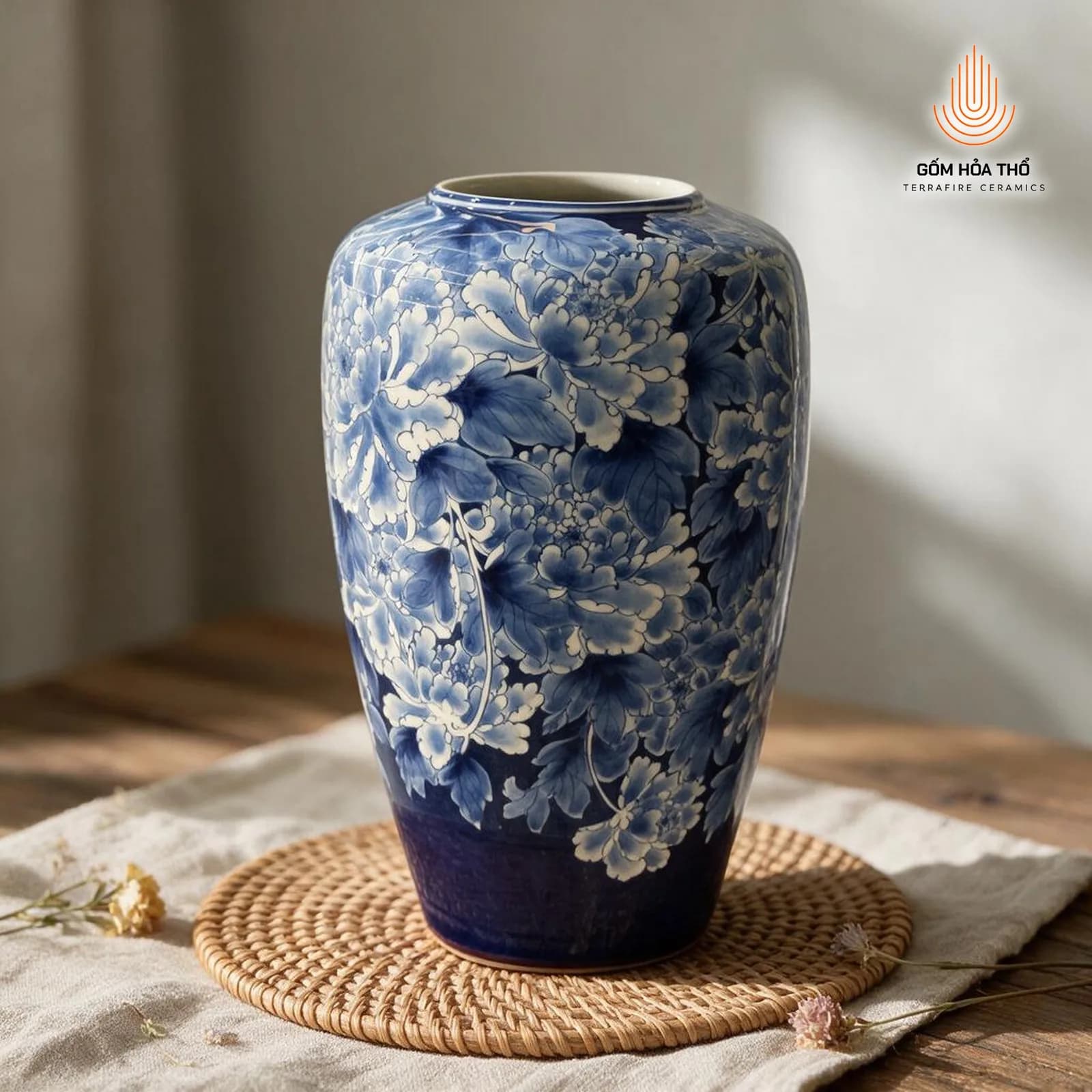 Bình hoa men lam họa tiết hoa cúc