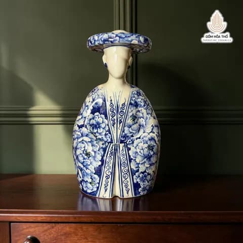 Tượng thiếu nữ men lam vẽ hoa