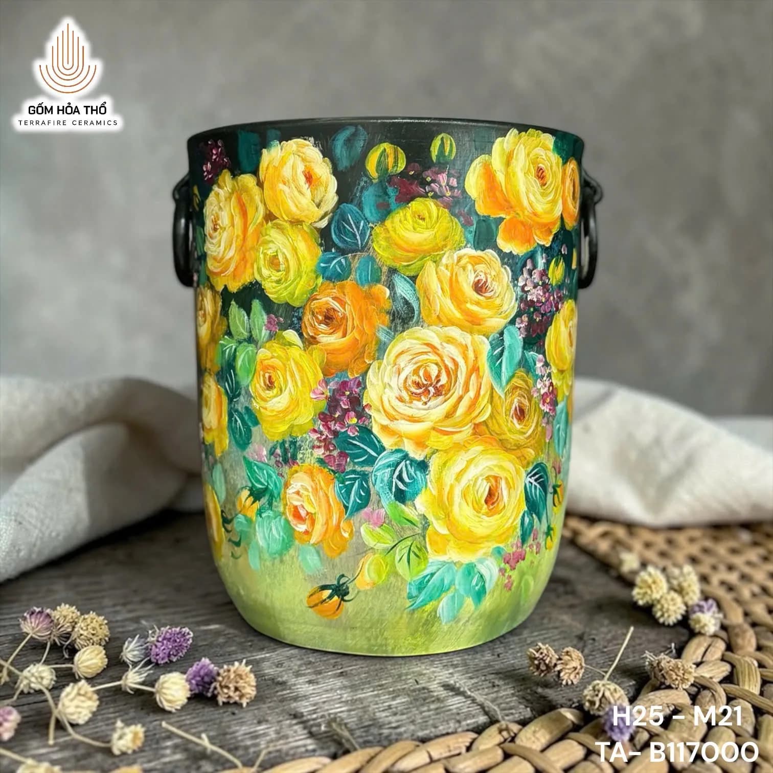 Bình gốm dáng xô quai xách vẽ hoa hồng vàng