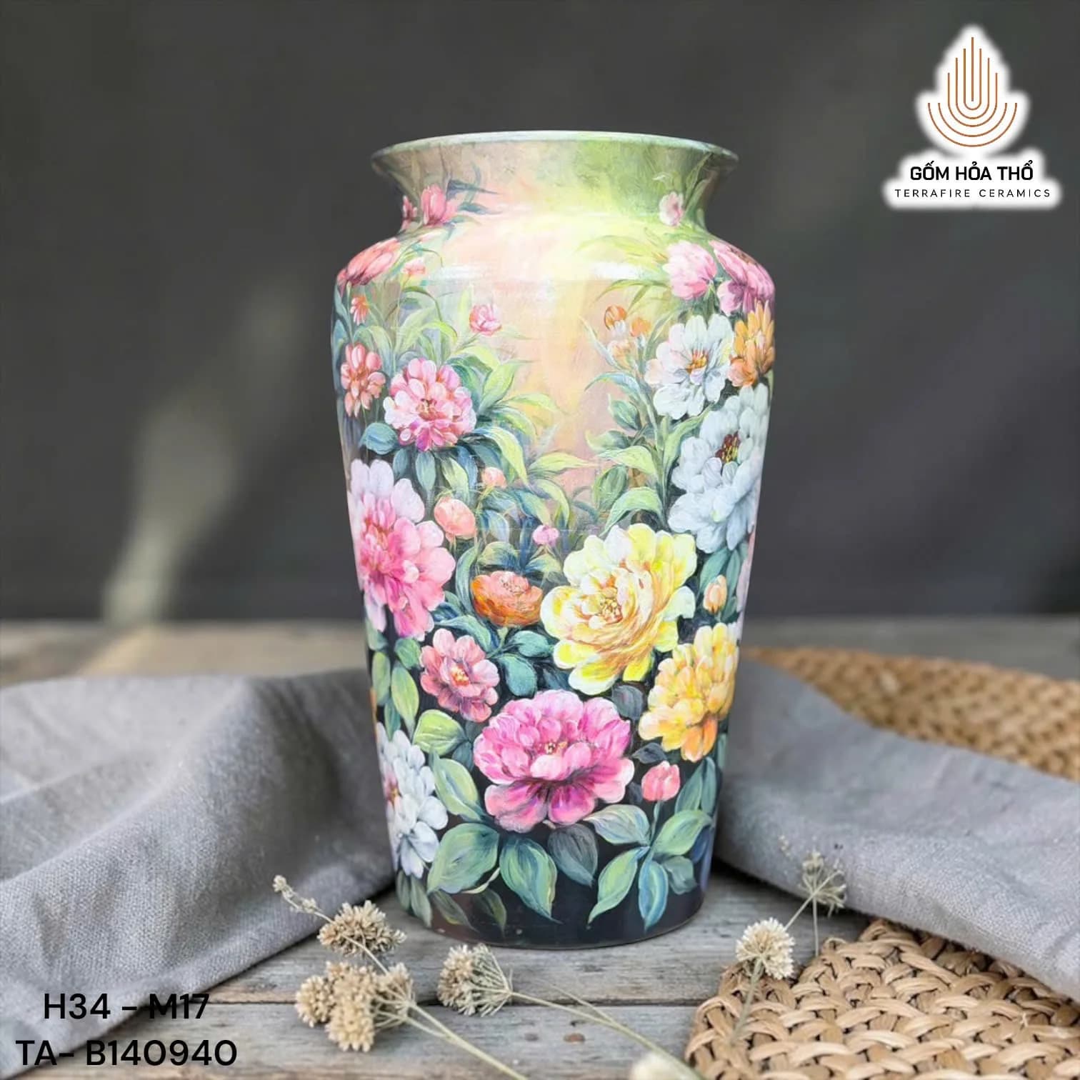 Bình gốm sứ vẽ tay họa tiết hoa mẫu đơn