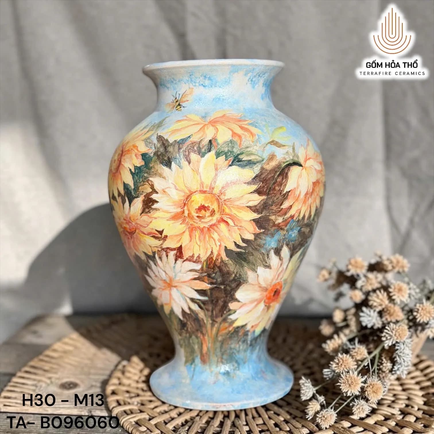 Bình hoa dáng chân xòe vẽ tay hoa hướng dương