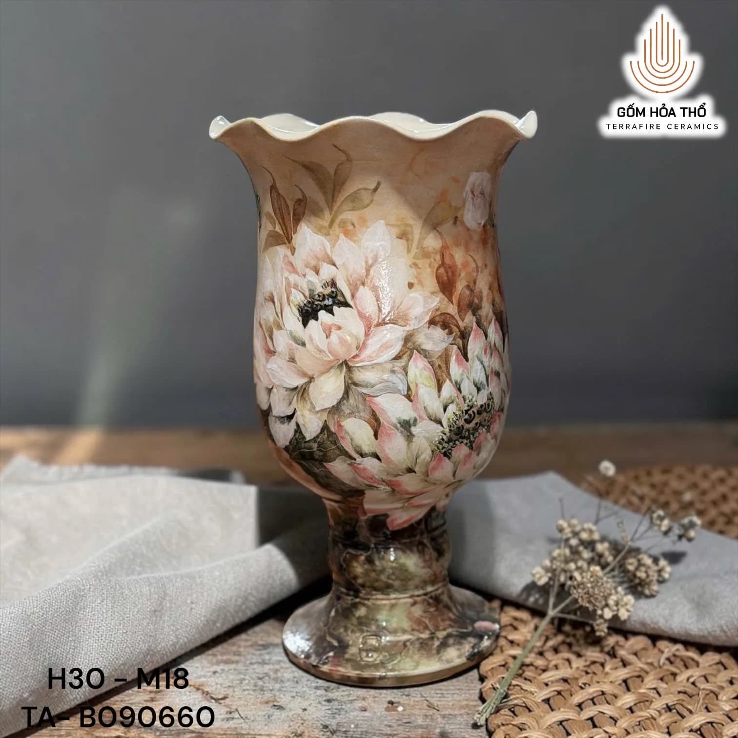 Bình hoa dáng ly miệng sóng vẽ hoa sen mộc